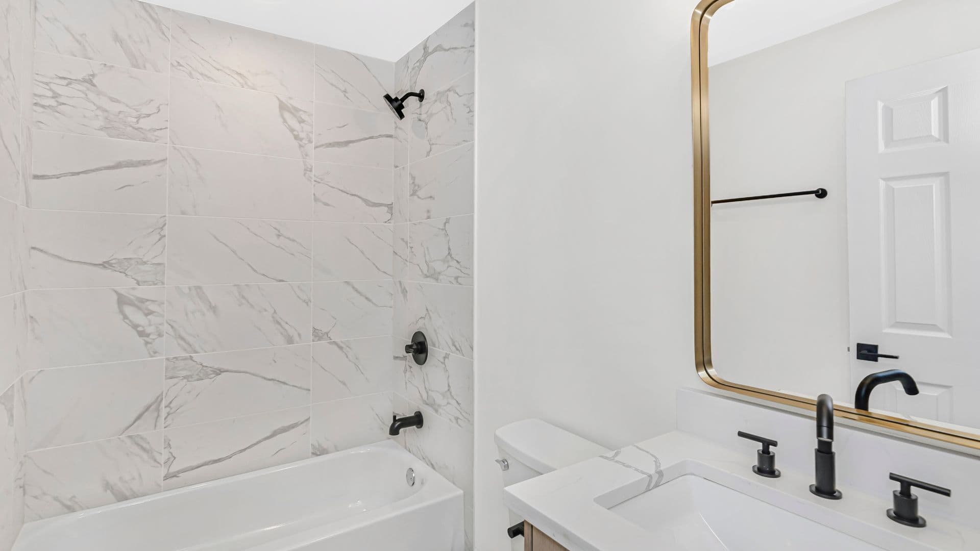 Chicago Apartment: 4533 N Clark St.