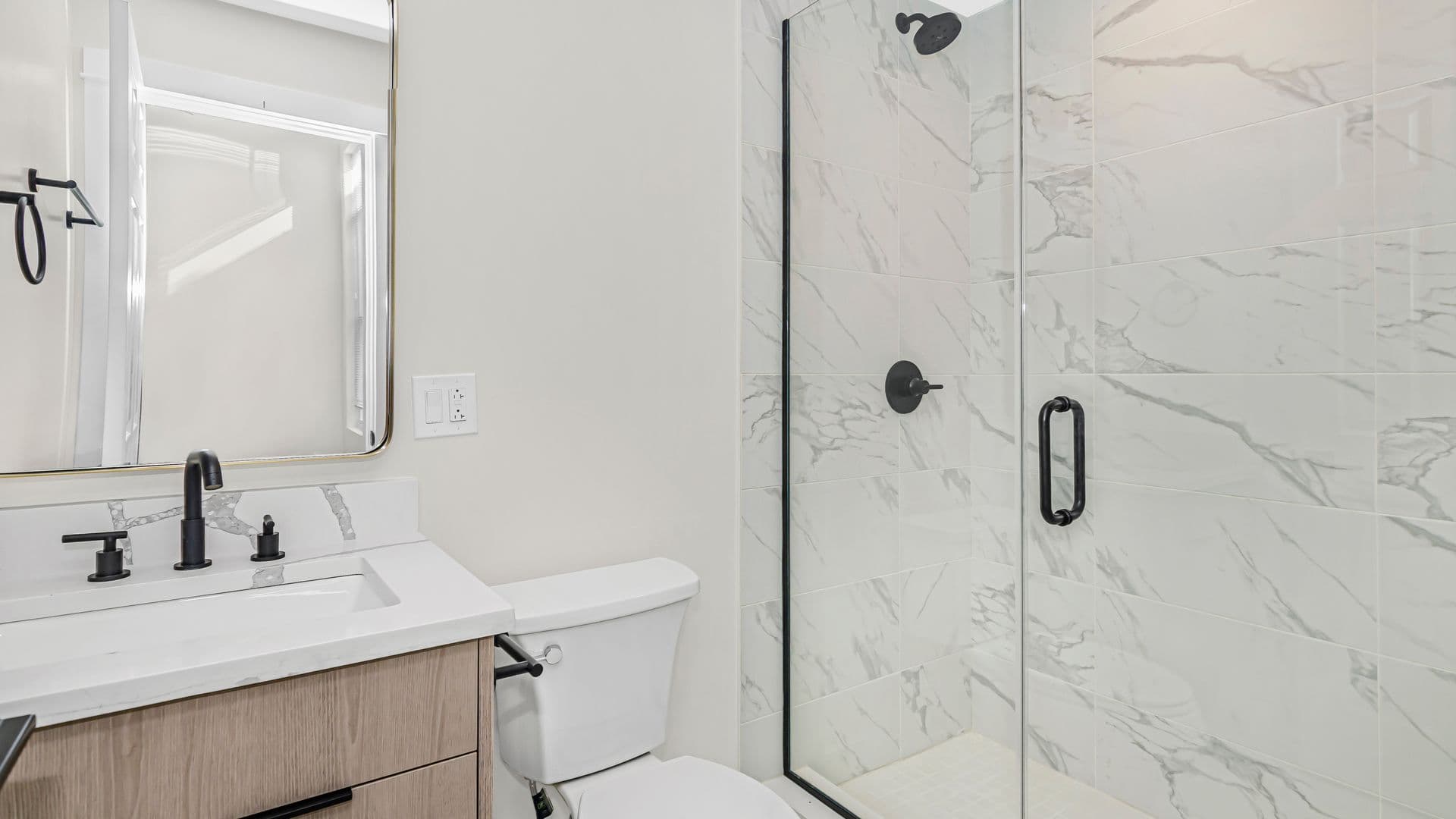 Chicago Apartment: 4533 N Clark St.