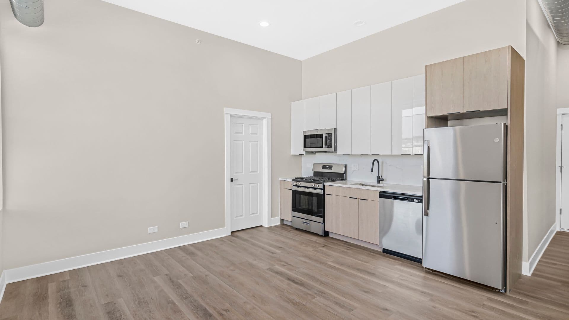 Chicago Apartment: 4533 N Clark St.