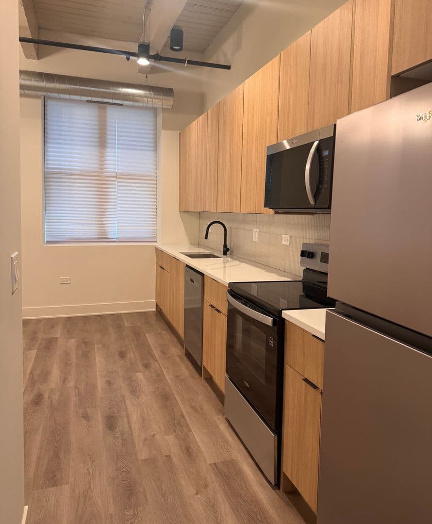 Chicago Apartment: 118 S Clinton St