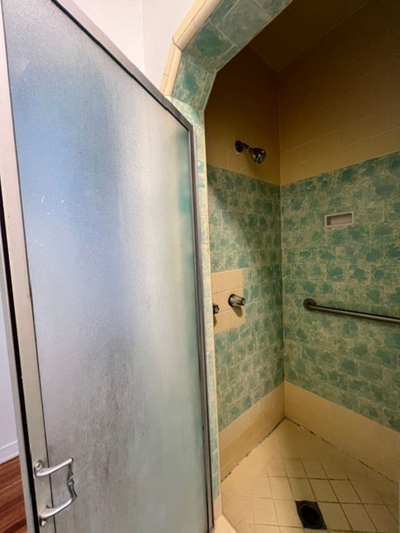 Los Angeles Apartment: 910-920 Alandele Ave