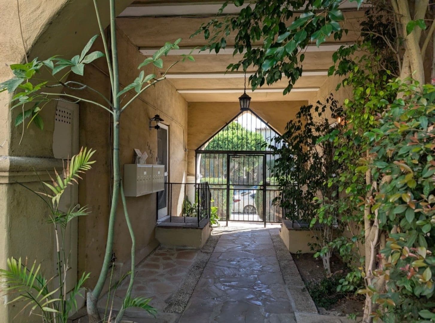 Los Angeles Apartment: 1081-1099 S. Orange Grove Ave.