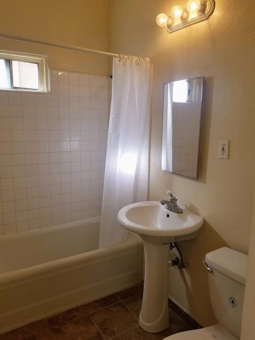 Los Angeles Apartment: 1308-1310 12th Avenue