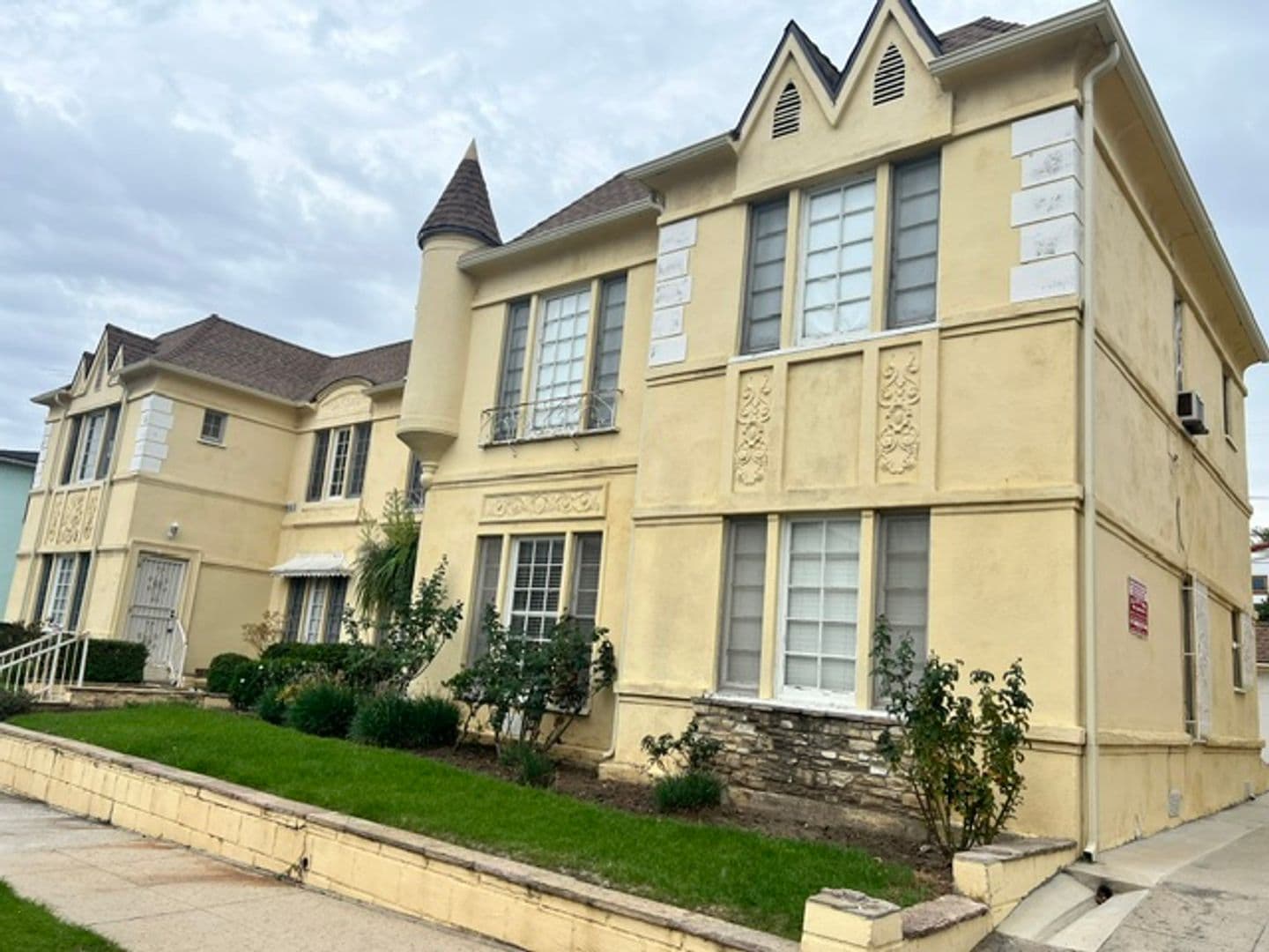 Los Angeles Apartment: 910-920 Alandele Ave