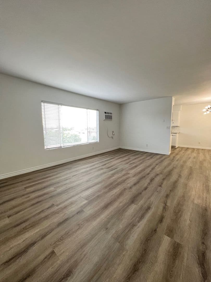 Inglewood Apartment: 217 E Hazel St.