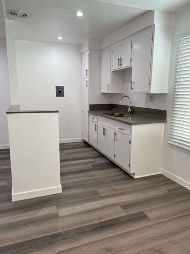Los Angeles Apartment: 1723 S Westgate Ave
