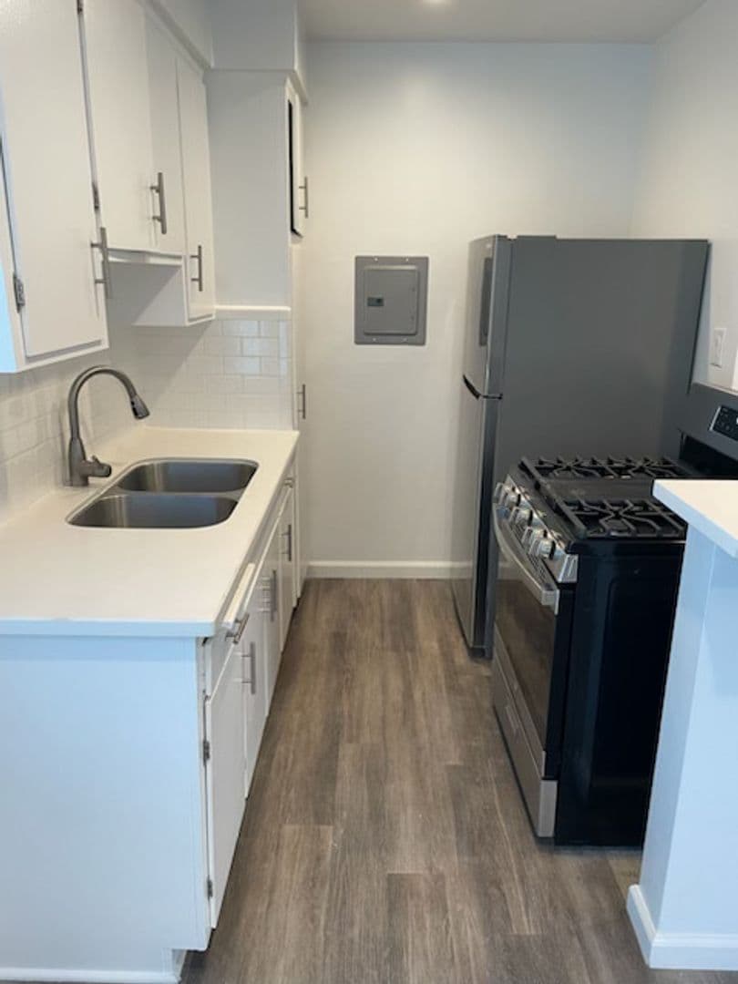 Los Angeles Apartment: 1721 S Westgate Ave
