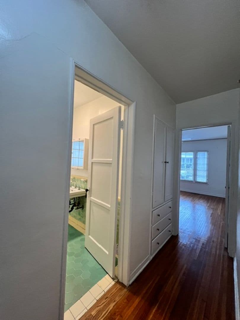 Los Angeles Apartment: 910-920 Alandele Ave
