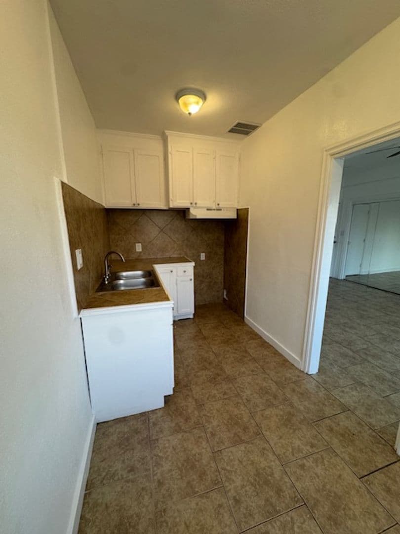 Los Angeles Apartment: 1308-1310 12th Avenue