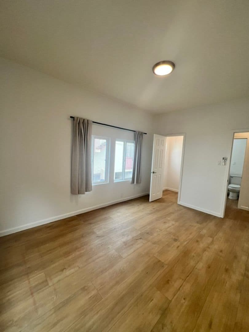 Santa Monica Apartment: 917 Lincoln Blvd.