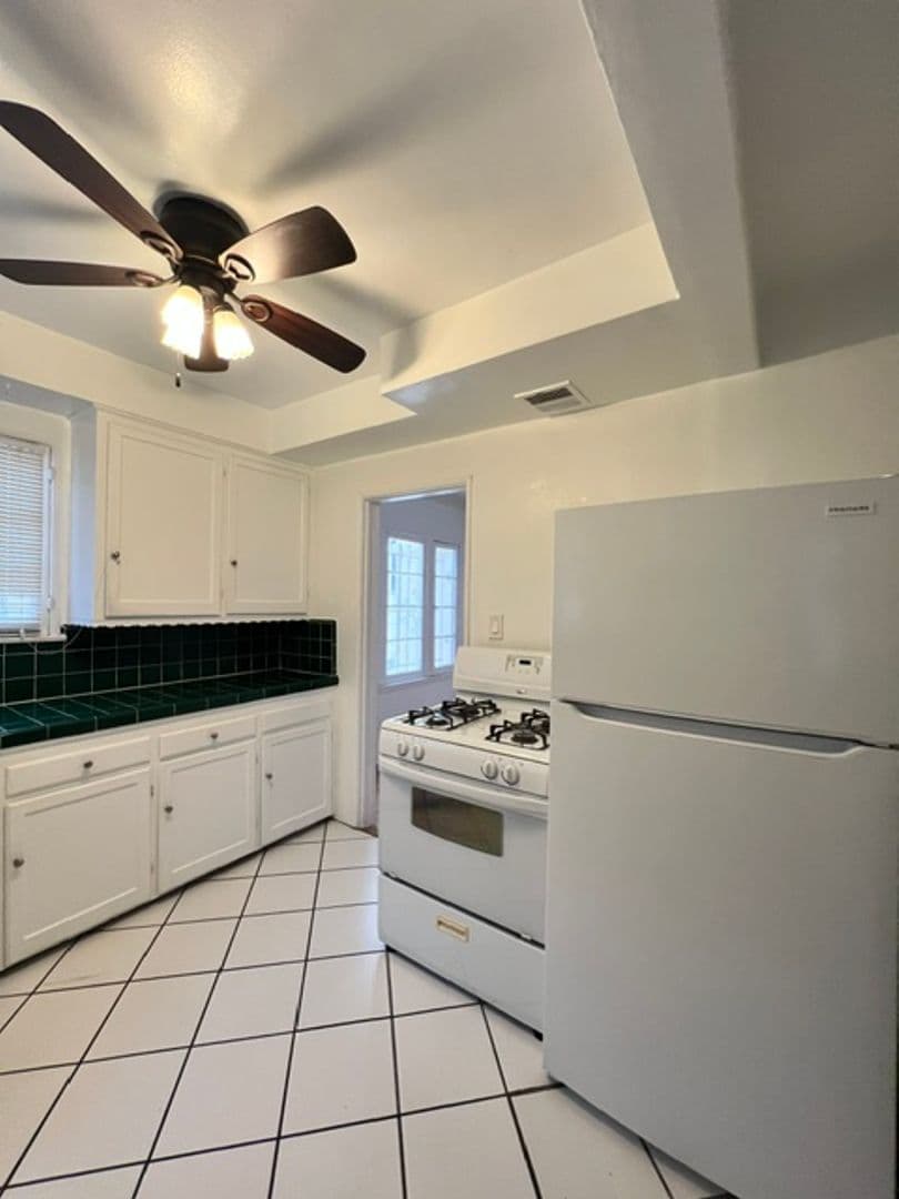 Los Angeles Apartment: 910-920 Alandele Ave