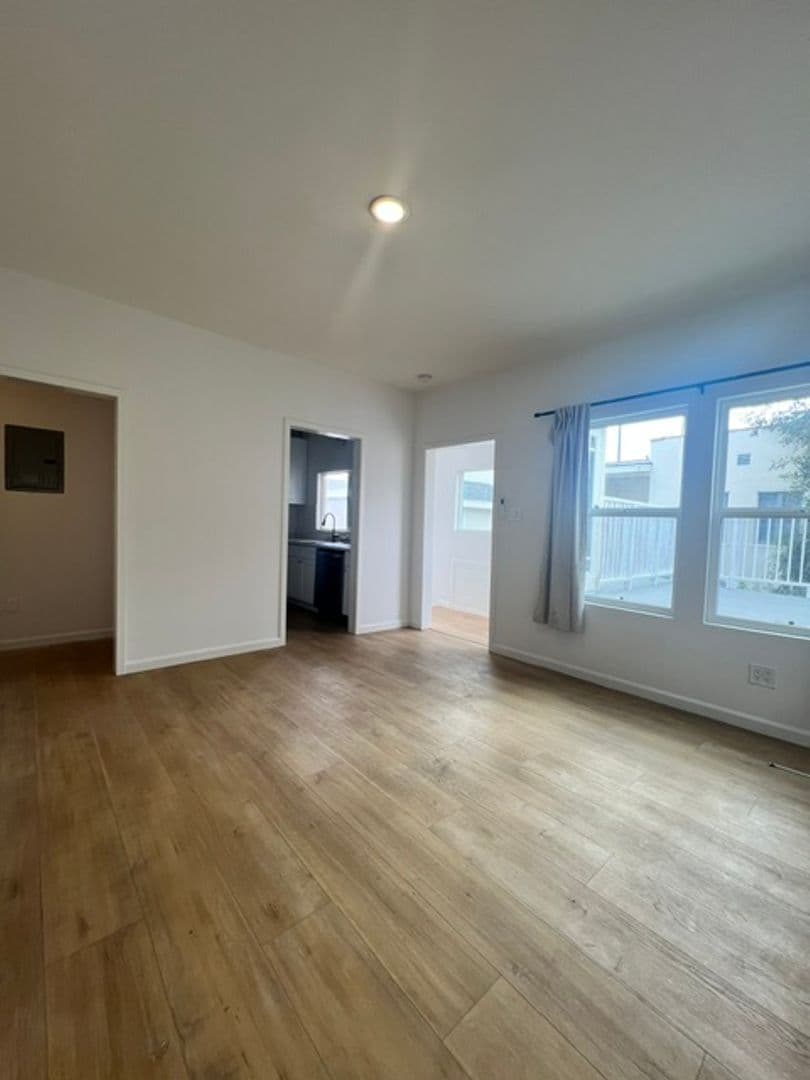 Santa Monica Apartment: 917 Lincoln Blvd.