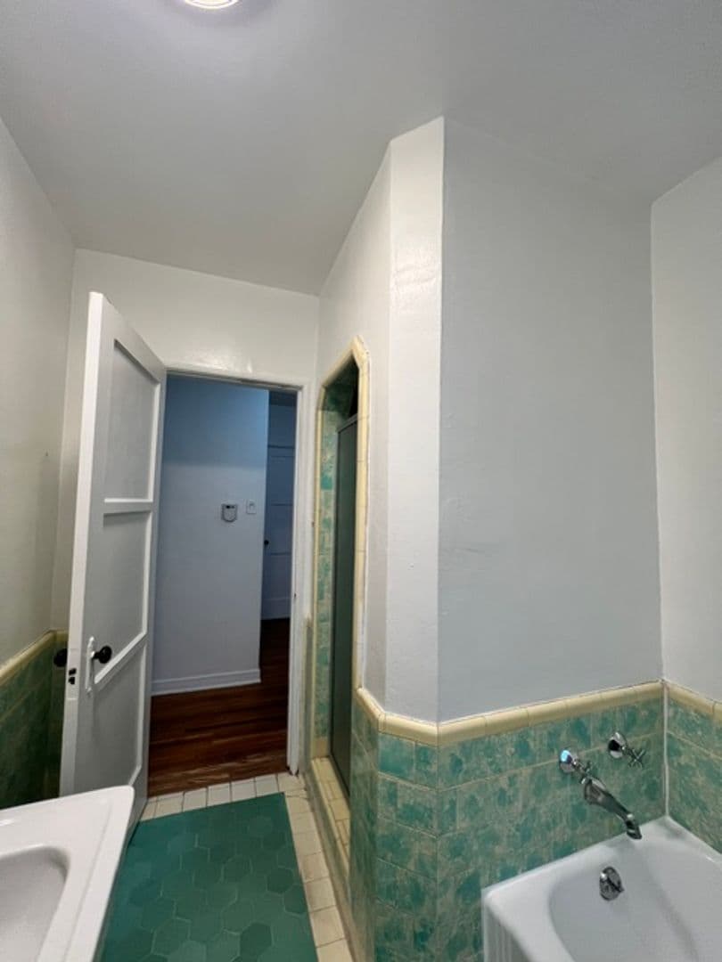 Los Angeles Apartment: 910-920 Alandele Ave