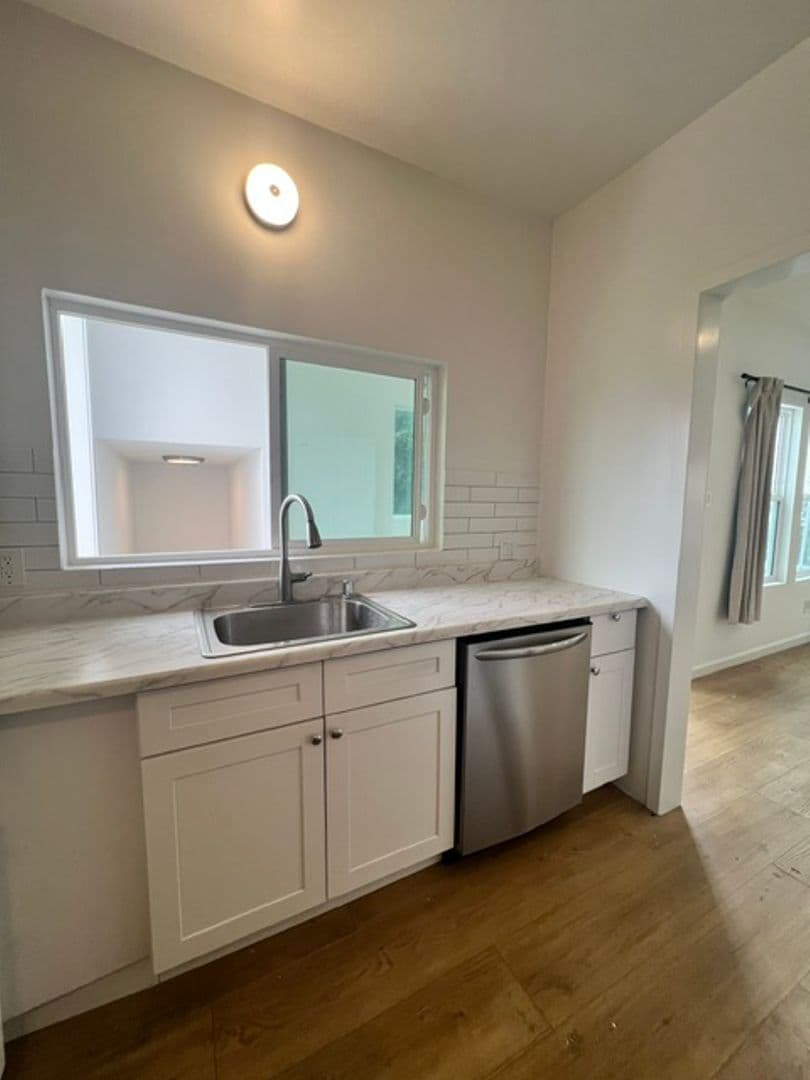 Santa Monica Apartment: 917 Lincoln Blvd.