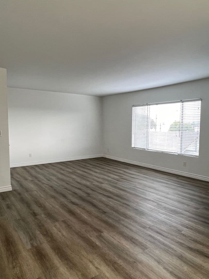 Inglewood Apartment: 217 E Hazel St.