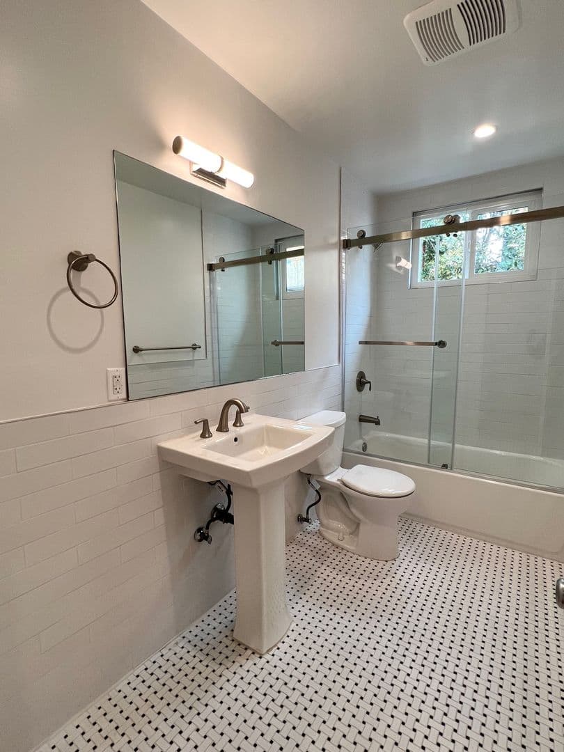 Santa Monica Apartment: 911-915 Lincoln Blvd