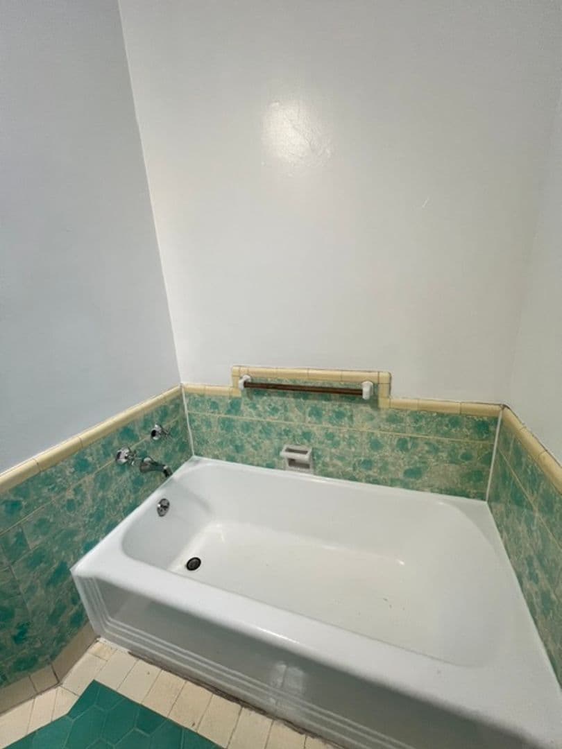 Los Angeles Apartment: 910-920 Alandele Ave