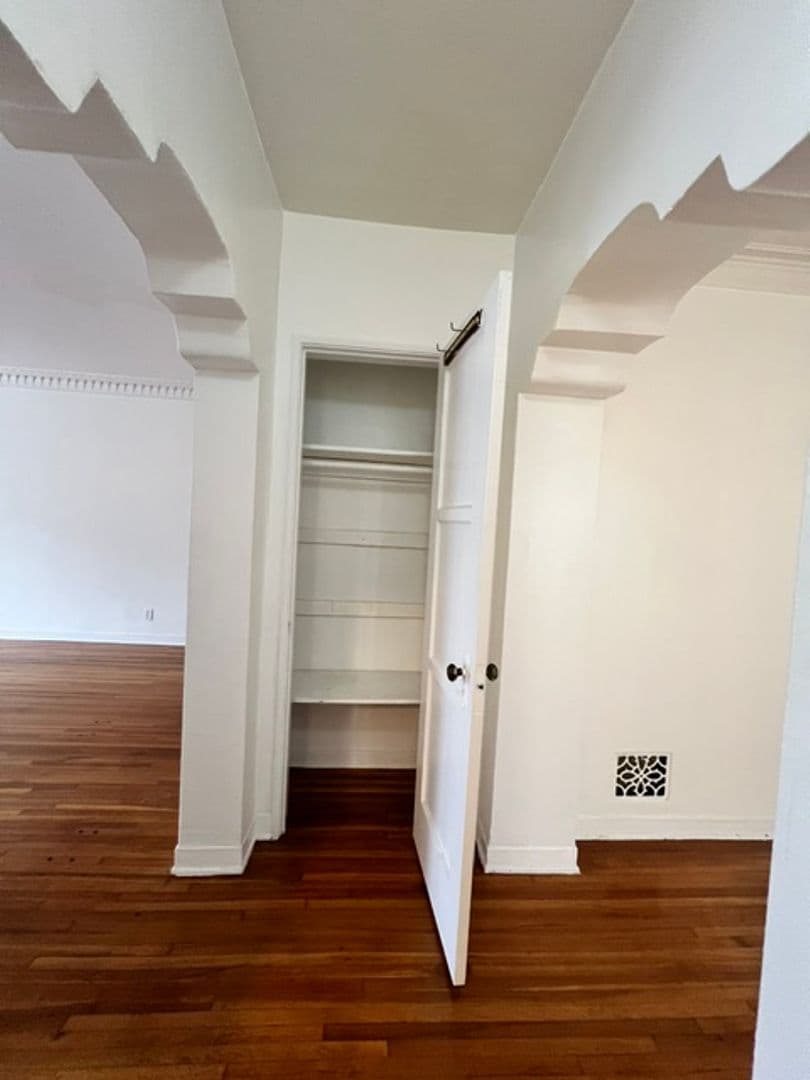 Los Angeles Apartment: 910-920 Alandele Ave