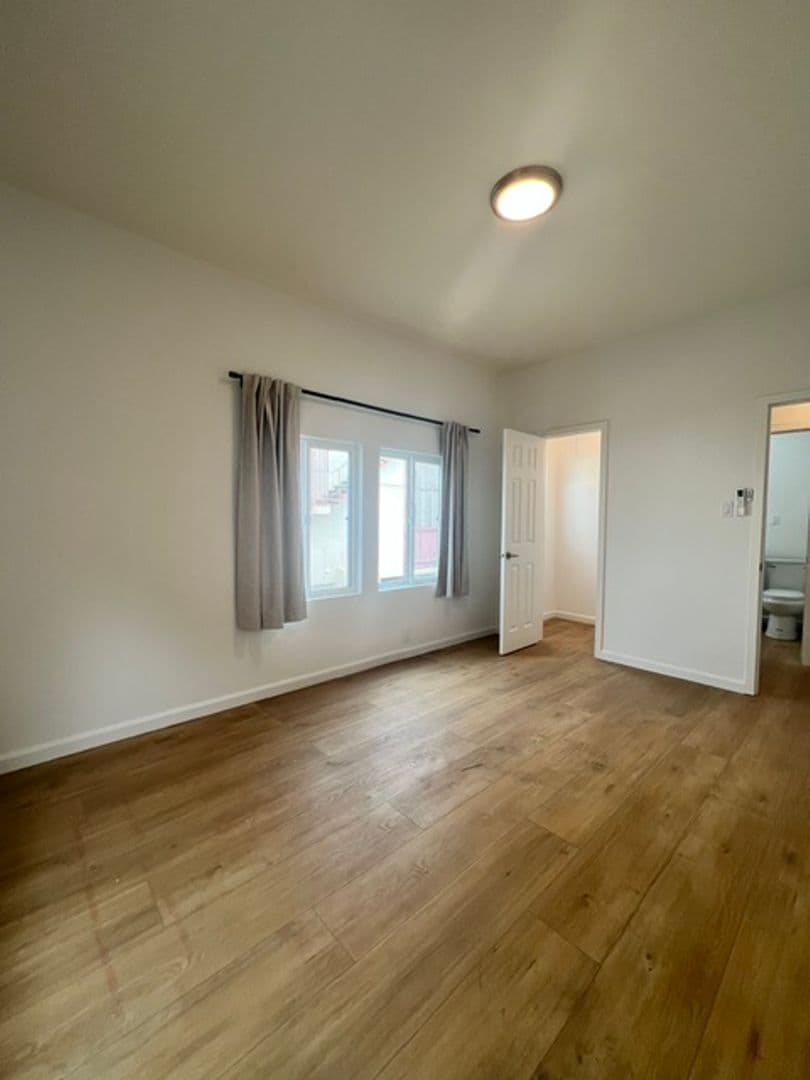 Santa Monica Apartment: 917 Lincoln Blvd.