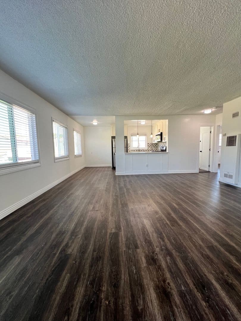 Inglewood Apartment: 10222 S Dixon Ave