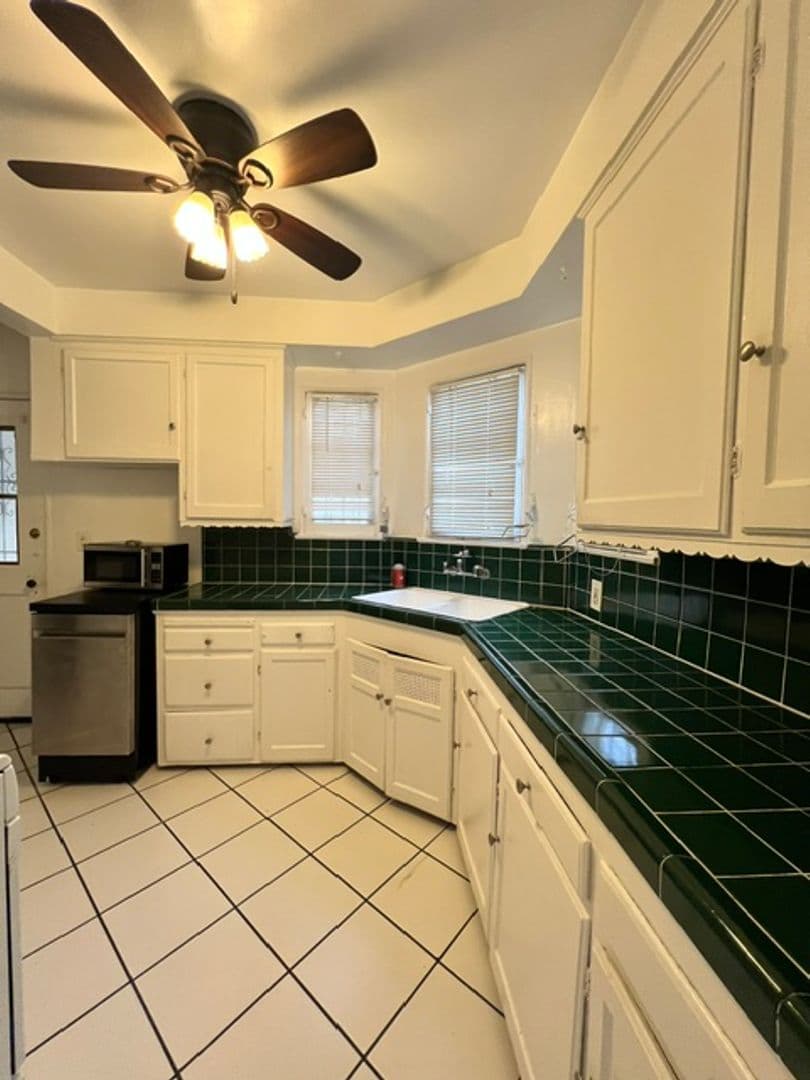 Los Angeles Apartment: 910-920 Alandele Ave