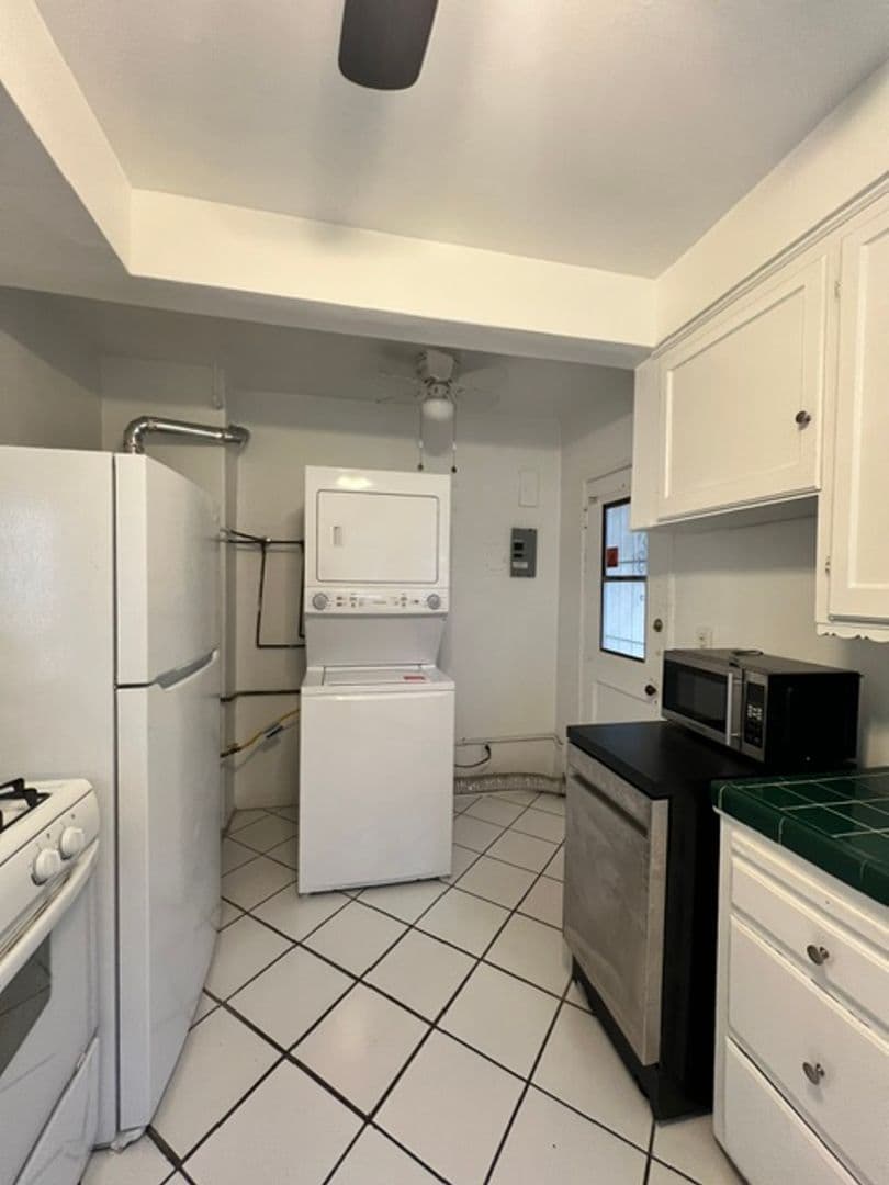 Los Angeles Apartment: 910-920 Alandele Ave