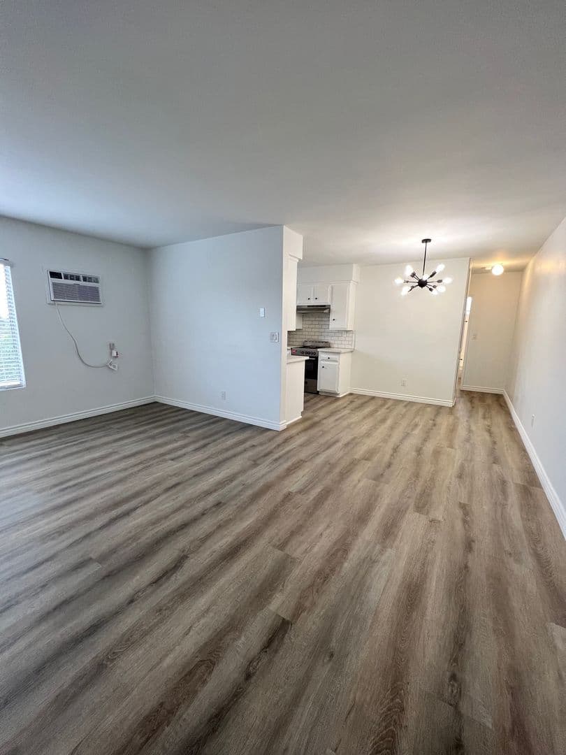 Inglewood Apartment: 217 E Hazel St.