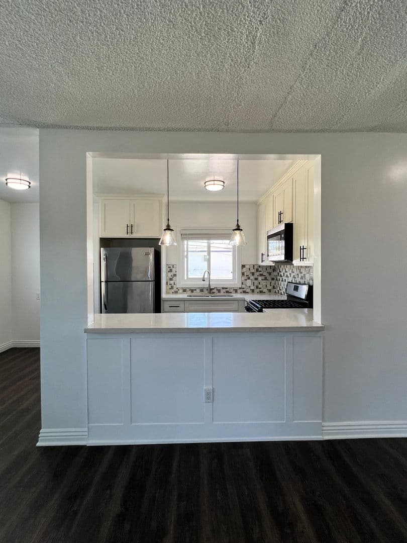 Inglewood Apartment: 10222 S Dixon Ave