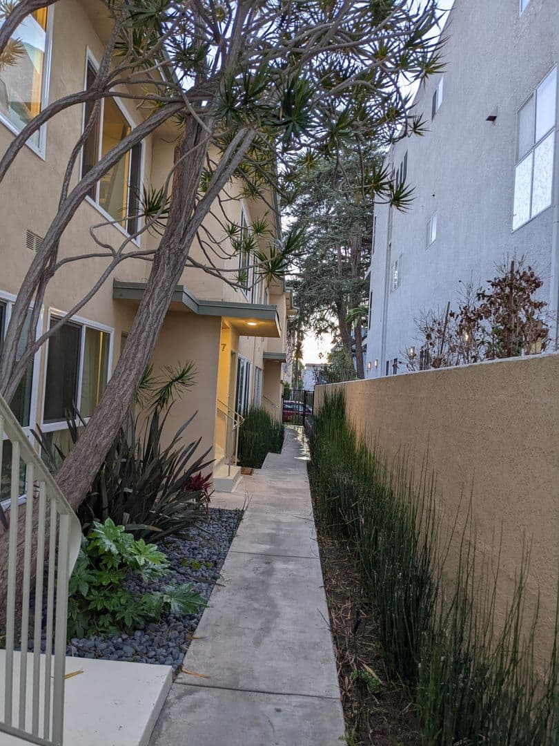 Santa Monica Apartment: 911-915 Lincoln Blvd