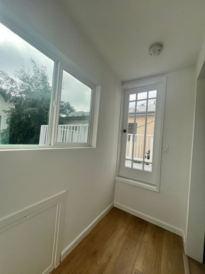 Santa Monica Apartment: 917 Lincoln Blvd.