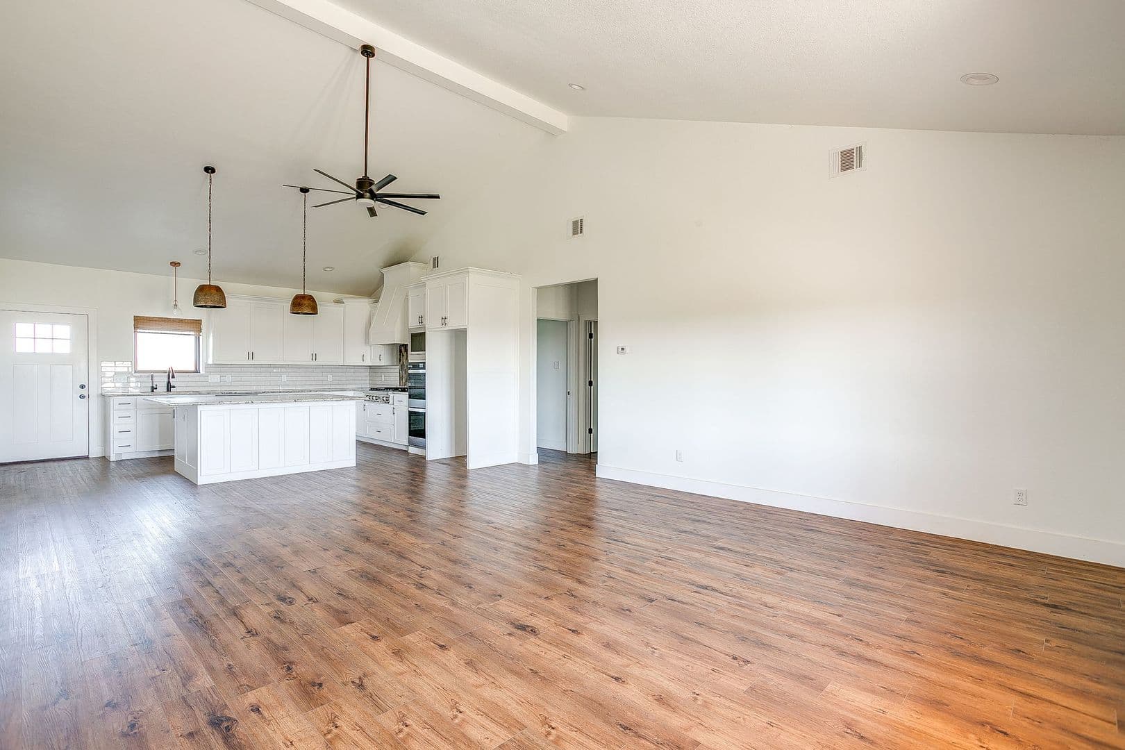Jacksboro House: 6378 US HWY 281 S