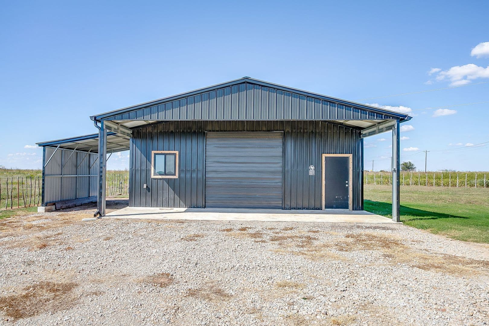 Jacksboro House: 6378 US HWY 281 S