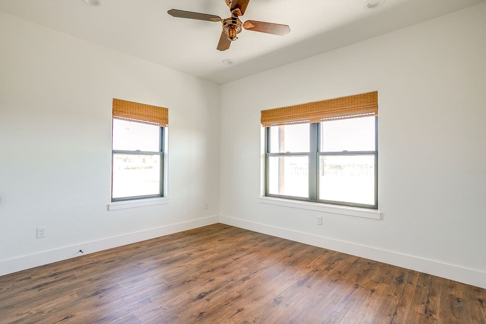 Jacksboro House: 6378 US HWY 281 S