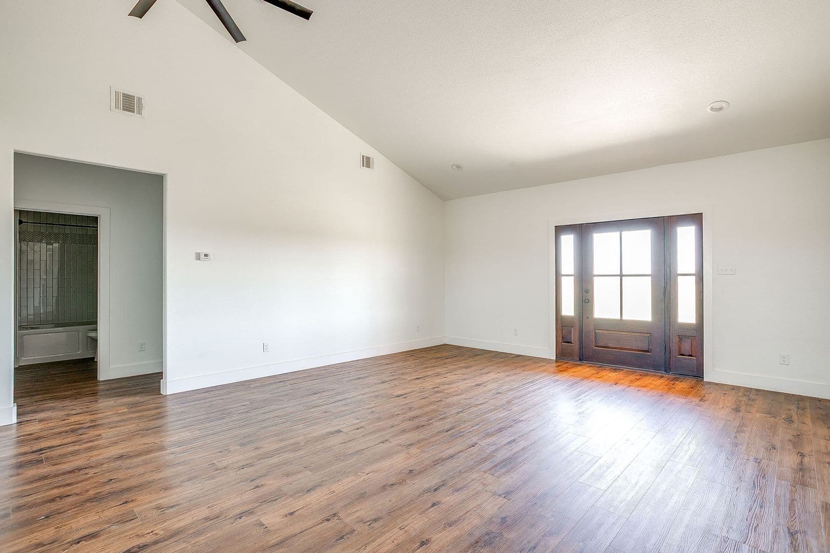 Jacksboro House: 6378 US HWY 281 S