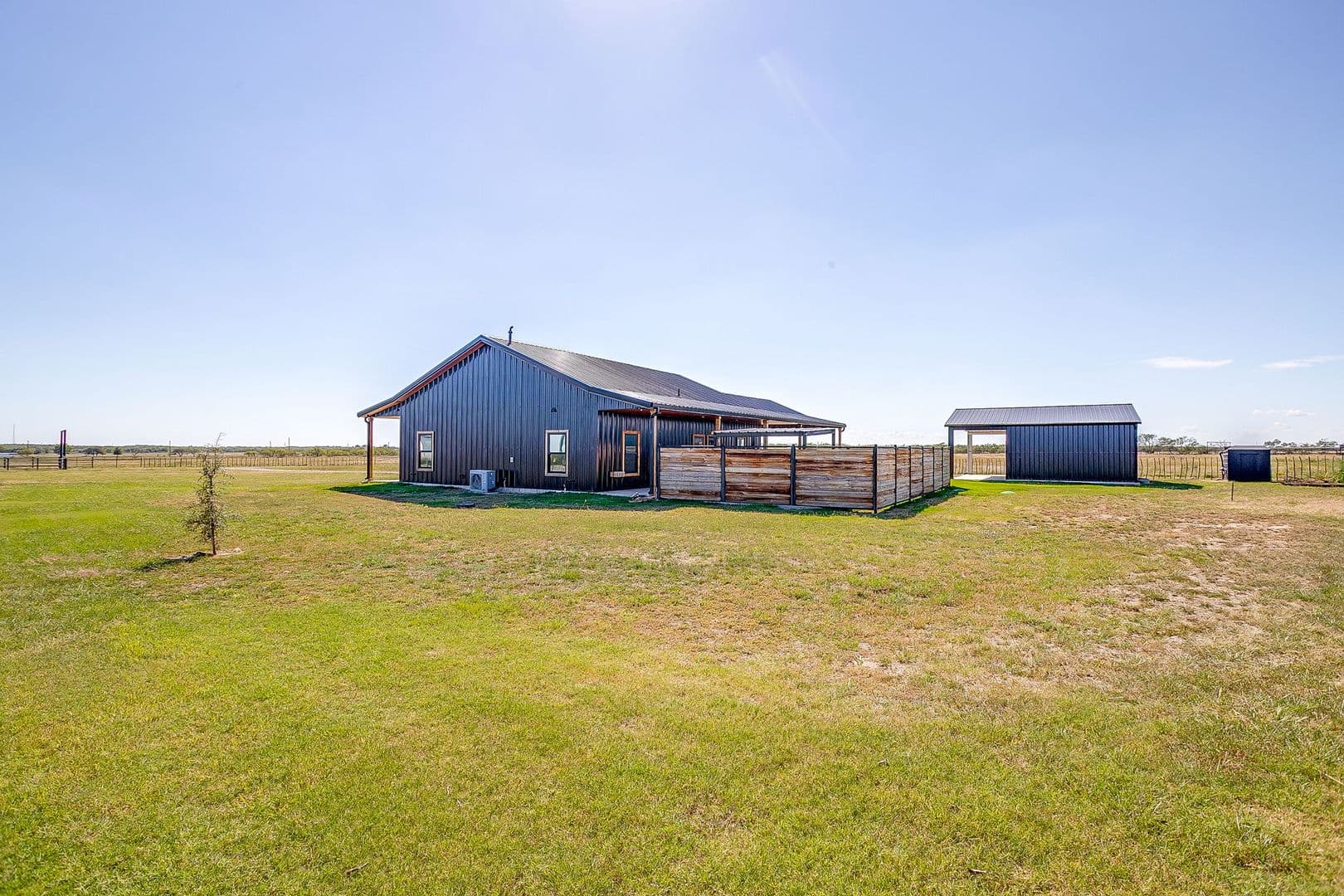 Jacksboro House: 6378 US HWY 281 S