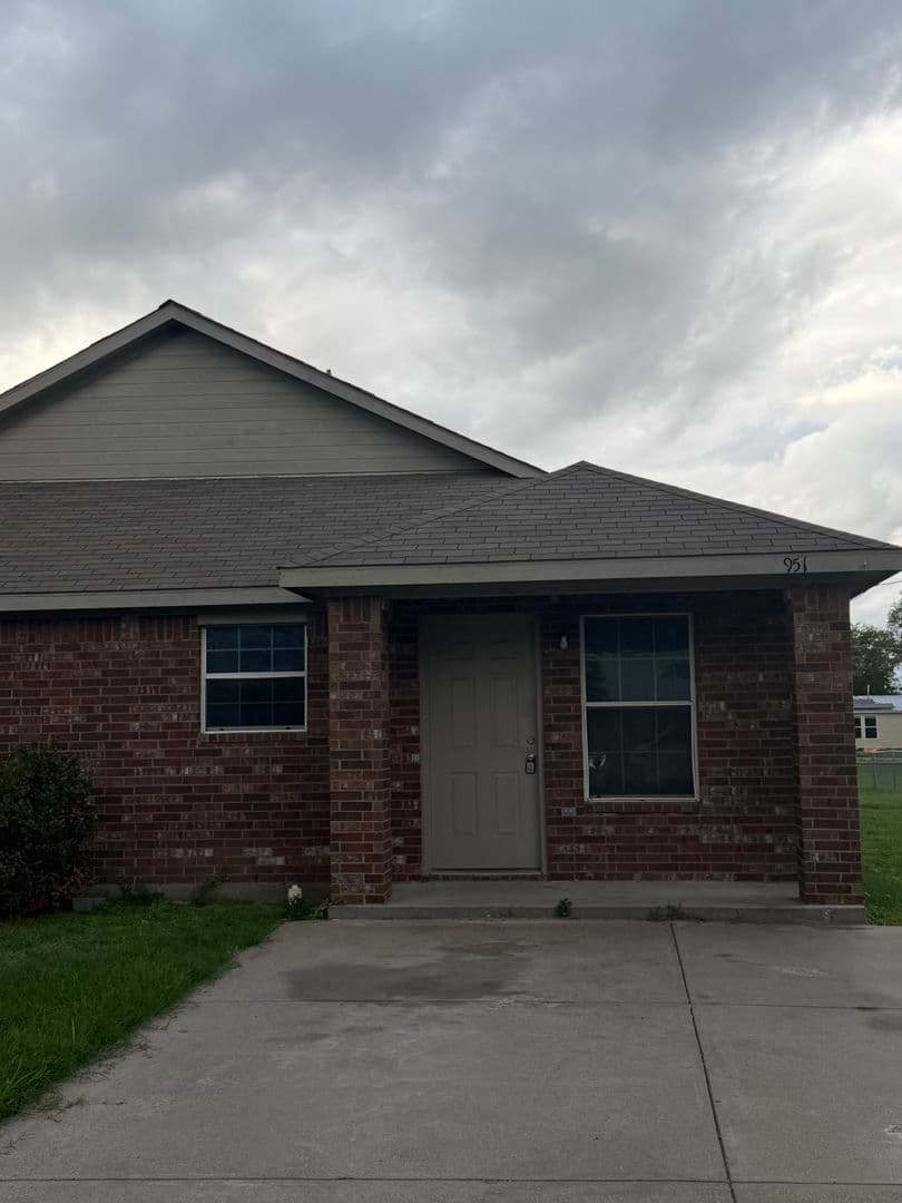 Stephenville Townhome: 951 W Elm Street