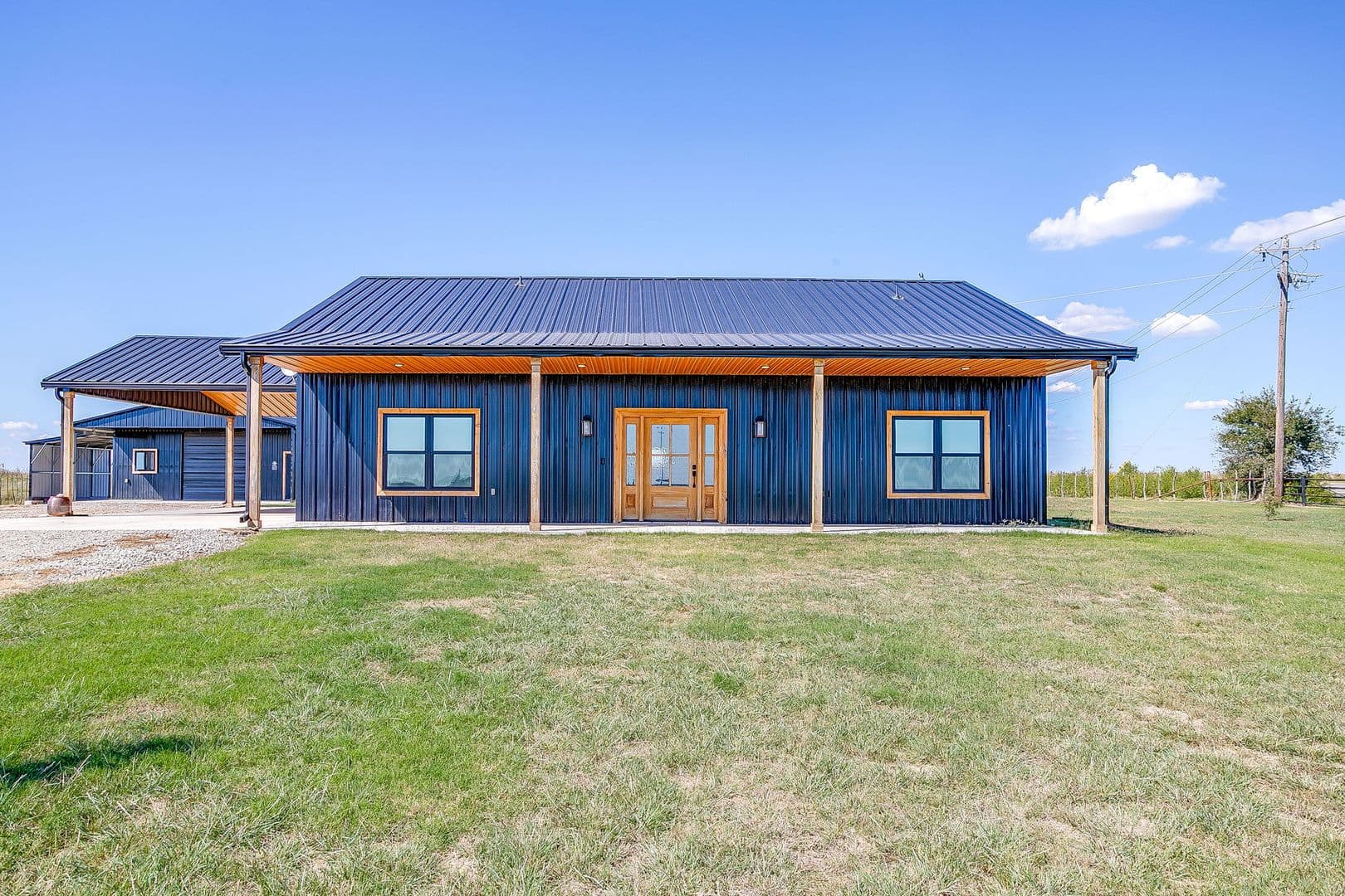 Jacksboro House: 6378 US HWY 281 S
