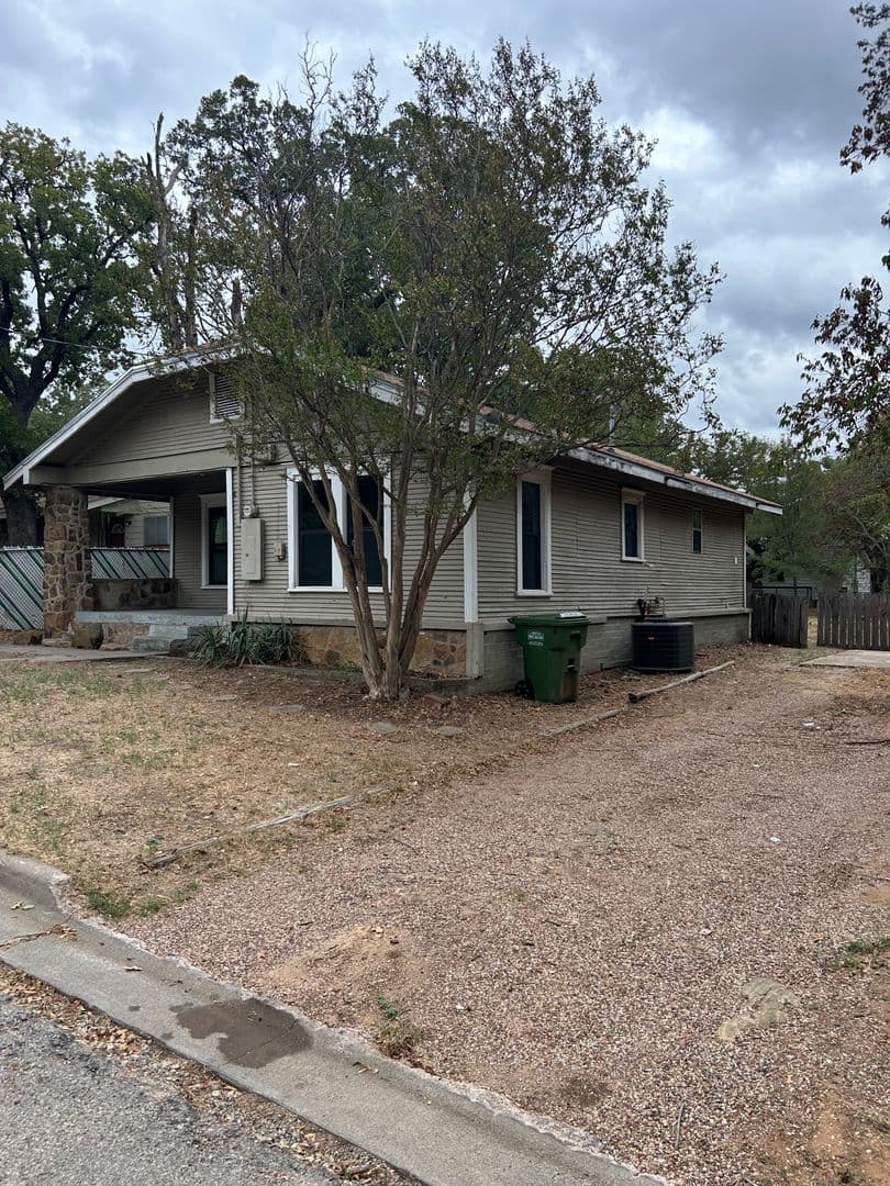 Mineral Wells House: 400 S E 20th Street