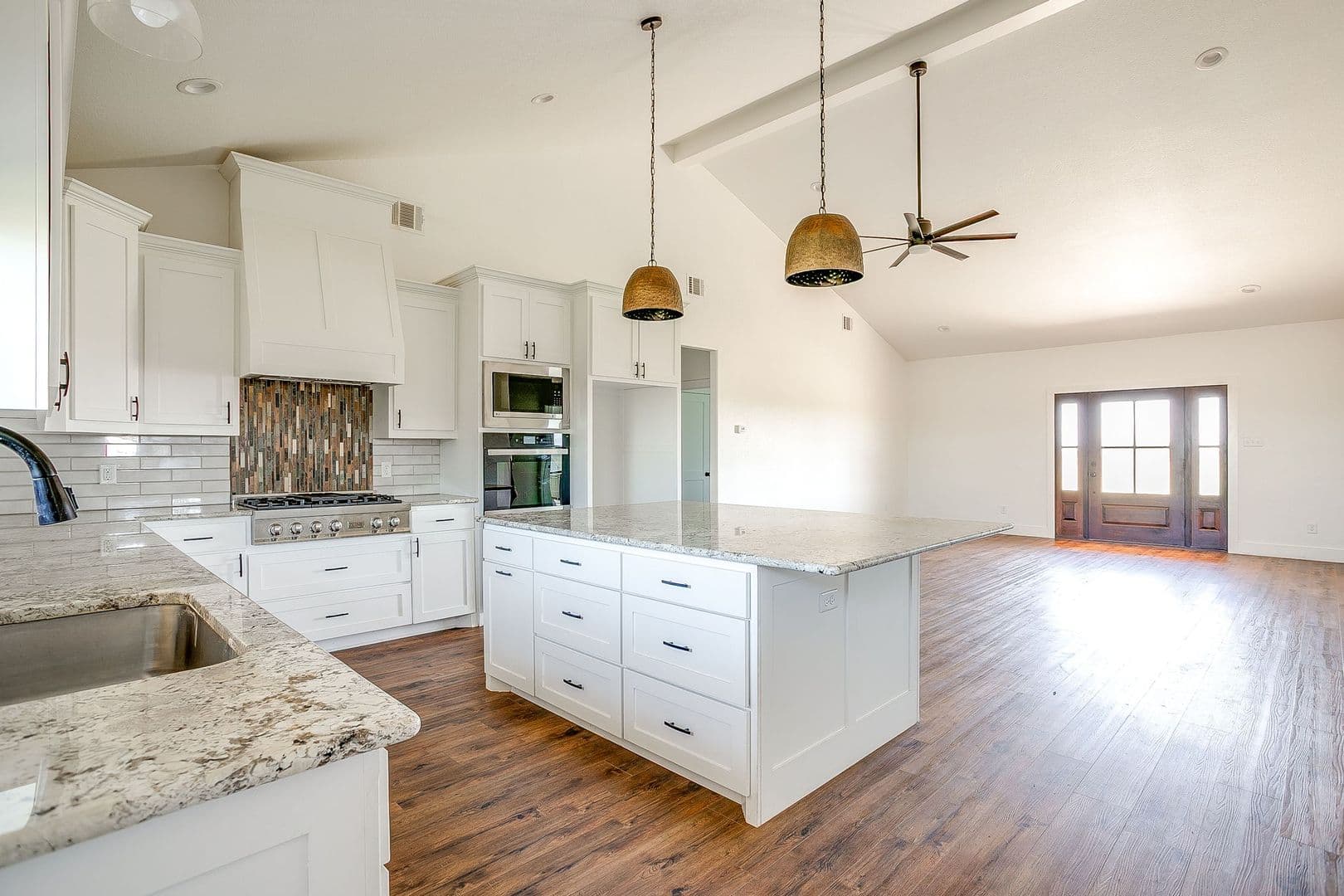 Jacksboro House: 6378 US HWY 281 S