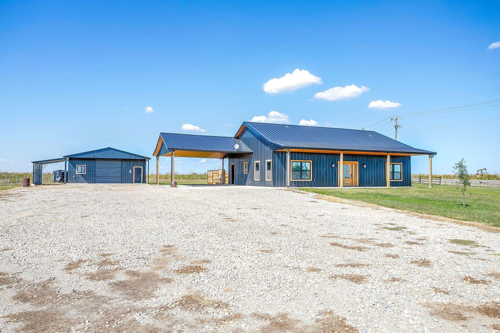 Jacksboro House: 6378 US HWY 281 S