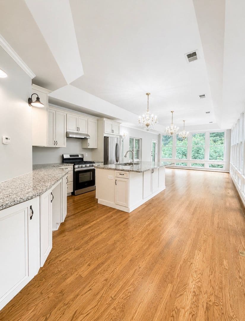 Cumming House: 3235 Bentwood Close