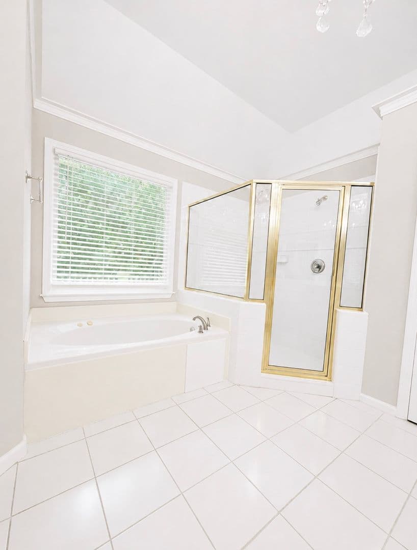 Cumming House: 3235 Bentwood Close