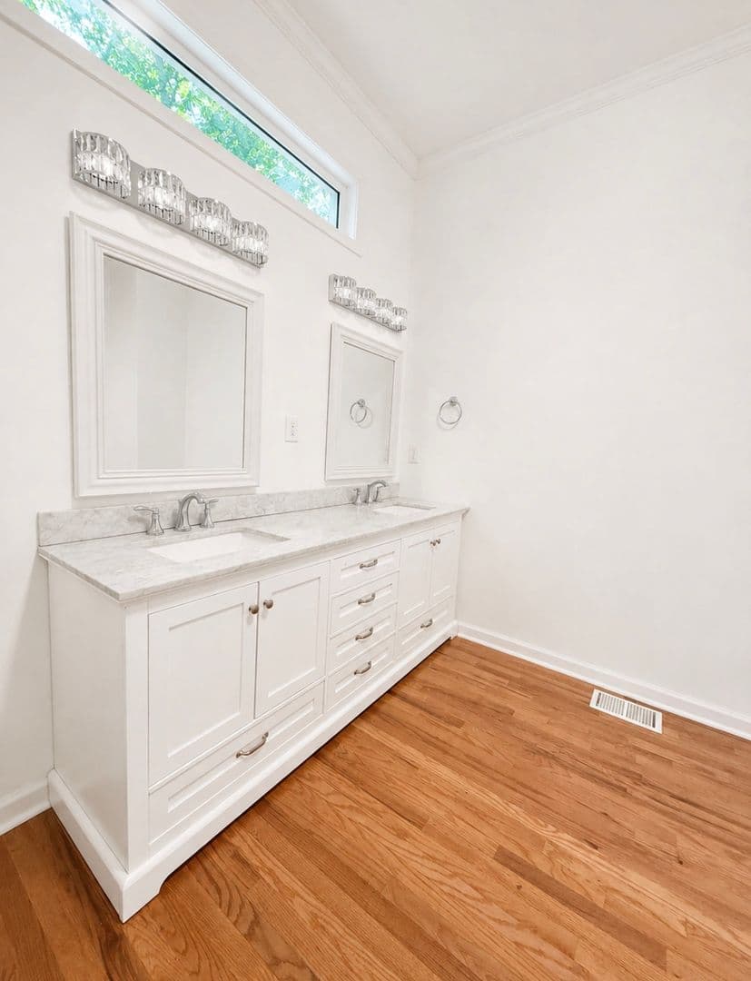 Cumming House: 3235 Bentwood Close