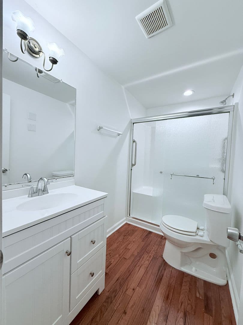 Cumming House: 3235 Bentwood Close