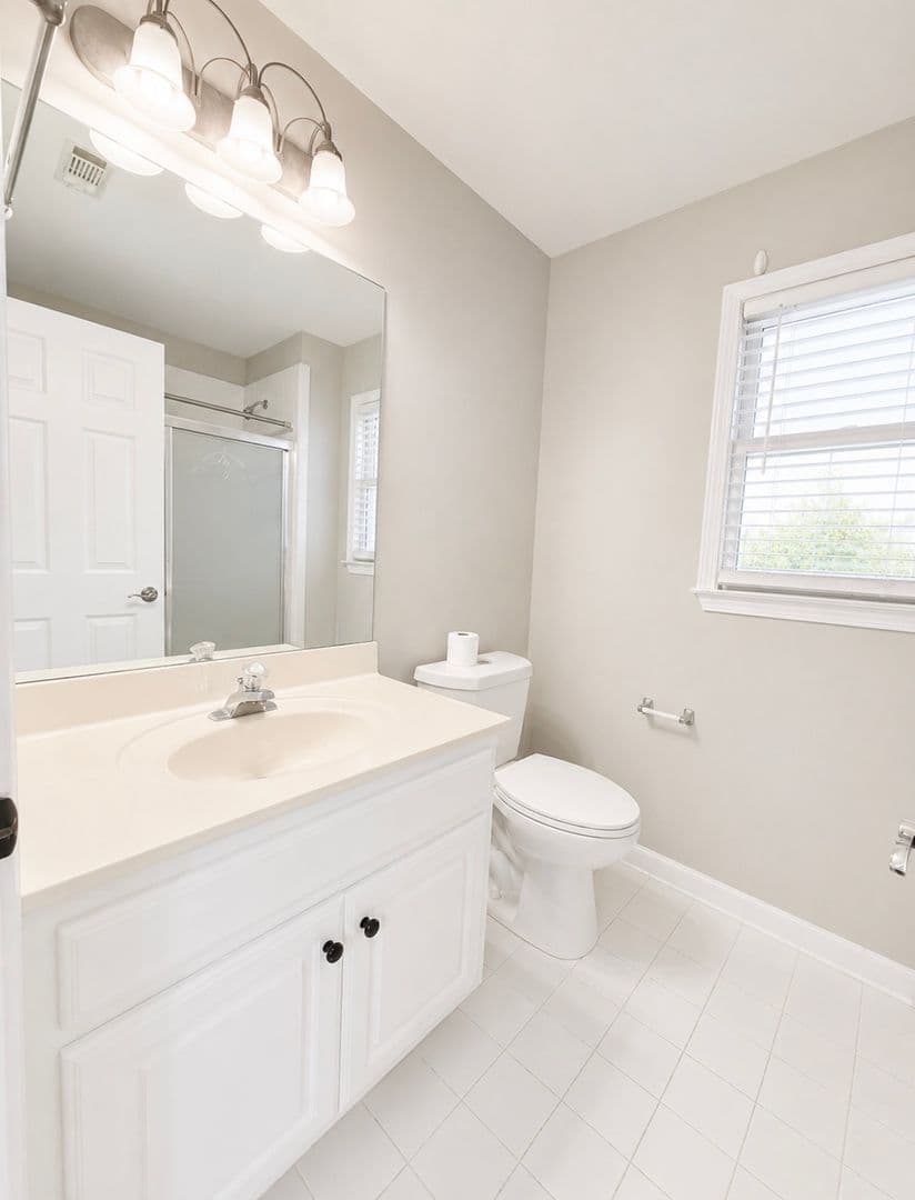 Cumming House: 3235 Bentwood Close