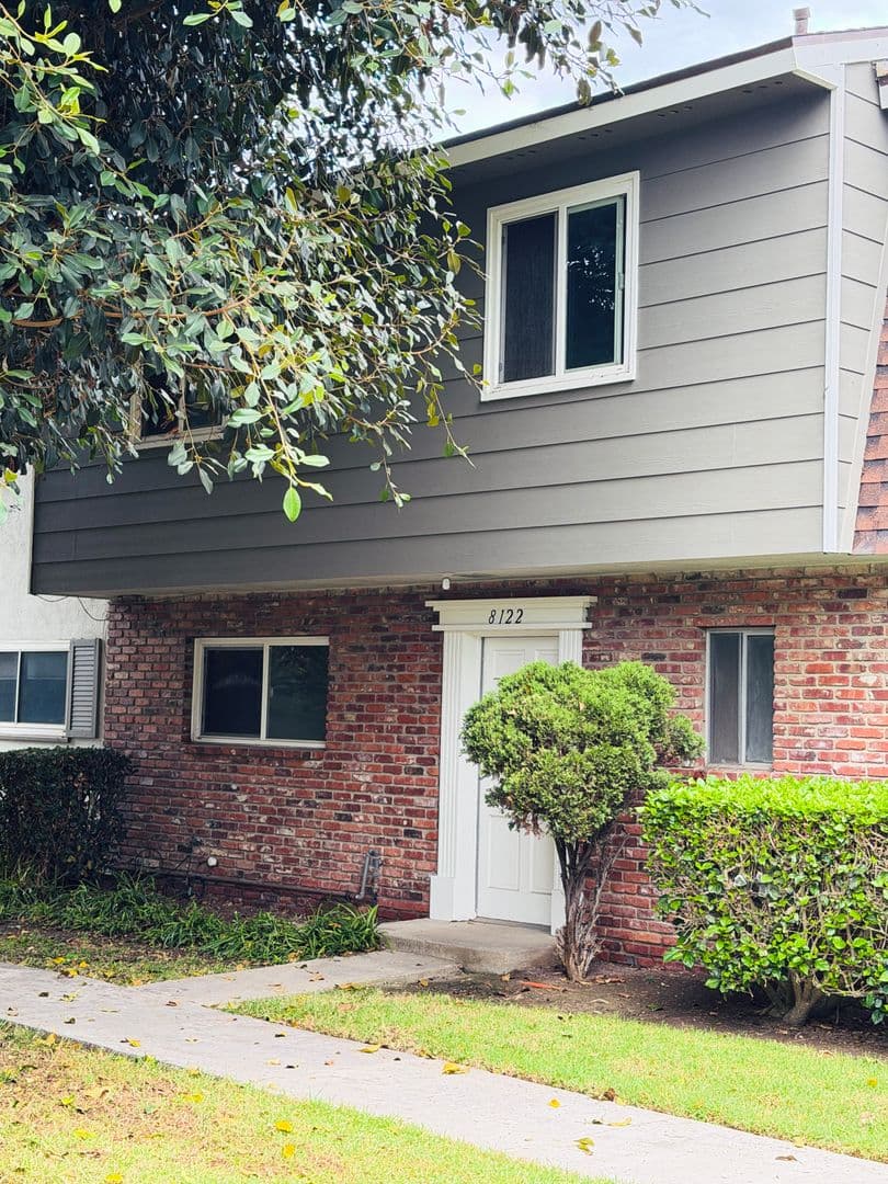 Huntington Beach Townhome: 8122 Deerfield Dr