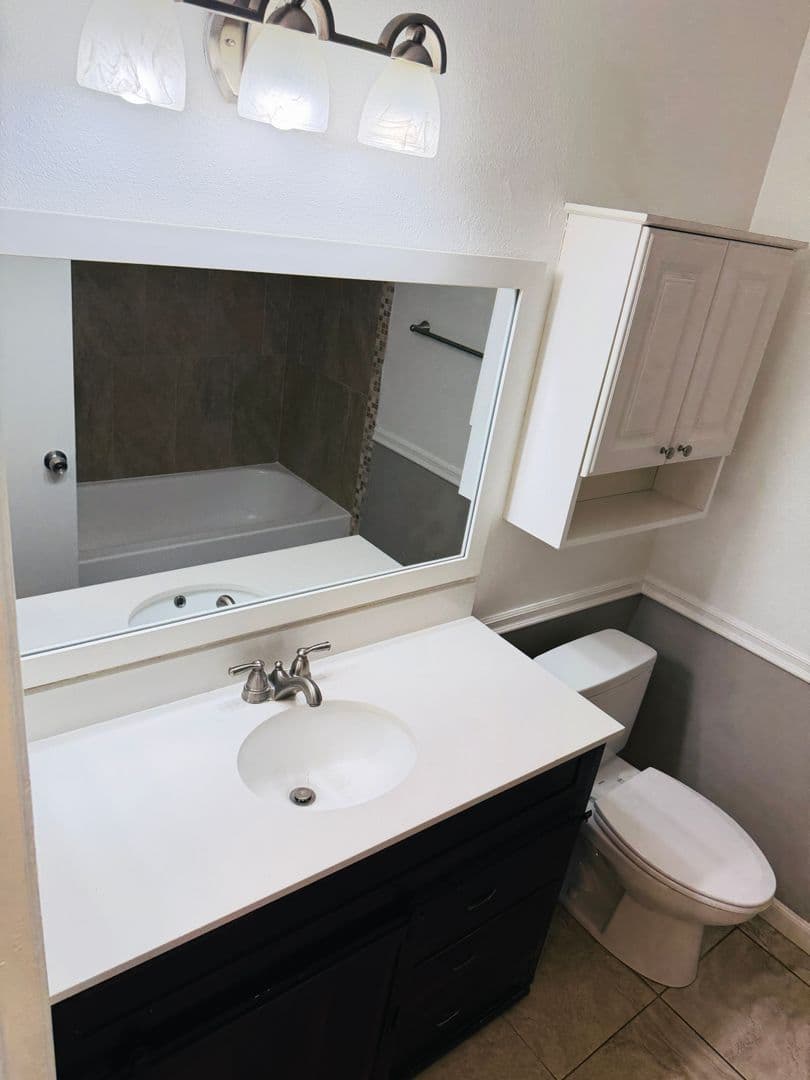 Orange Condo: 700 W La Veta Ave #P3
