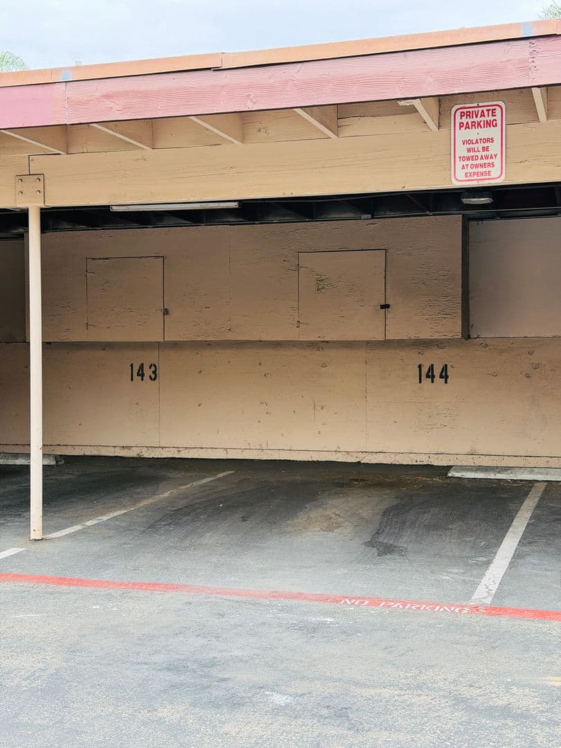 Orange Condo: 700 W La Veta Ave #P3