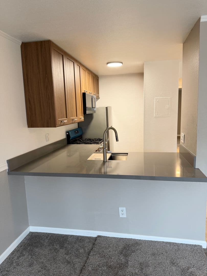 Orange Condo: 700 W La Veta Ave #P3