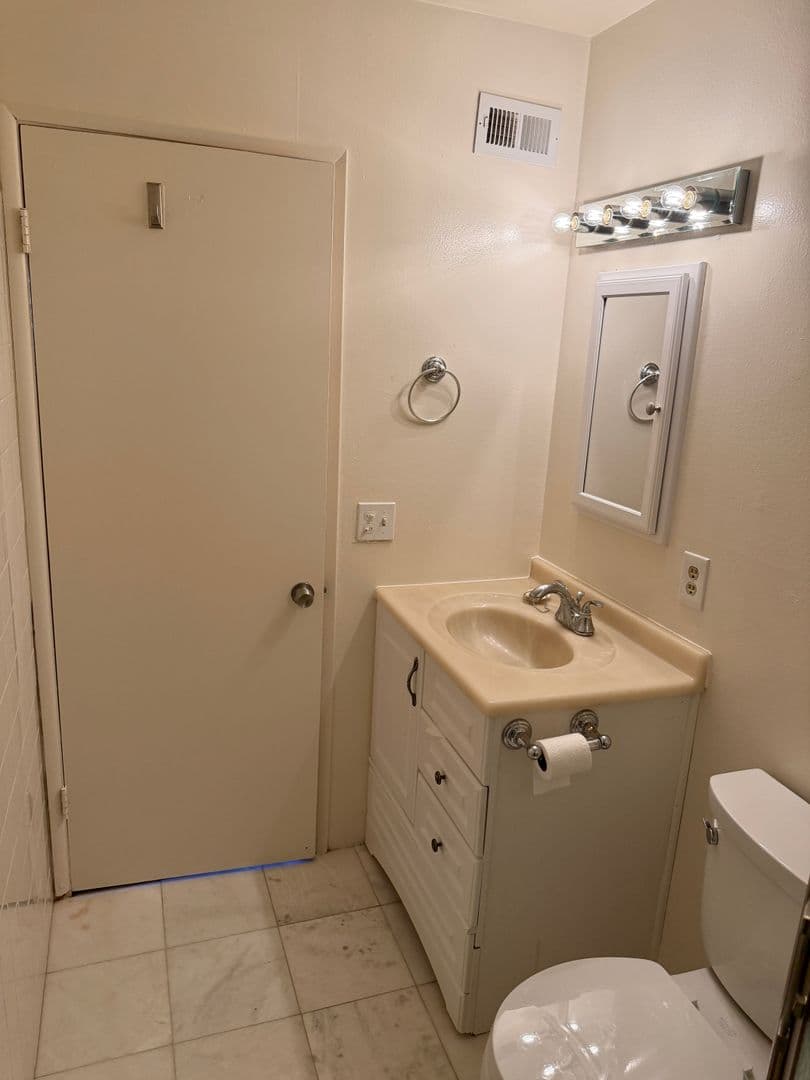 Huntington Beach Townhome: 8122 Deerfield Dr
